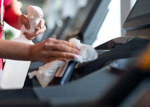 operari neteja instal·lació esportiva